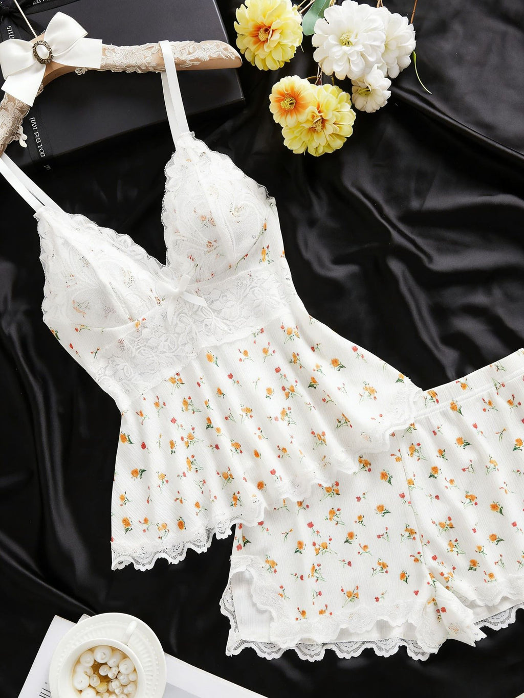 Women's Plain Lace Patchwork Bow Decor Cami Top & Shorts PJ Set, Adjustable Spaghetti Strap Camisole & Elastic Waist Shorts, Ladies Sleepwear for All Seasons